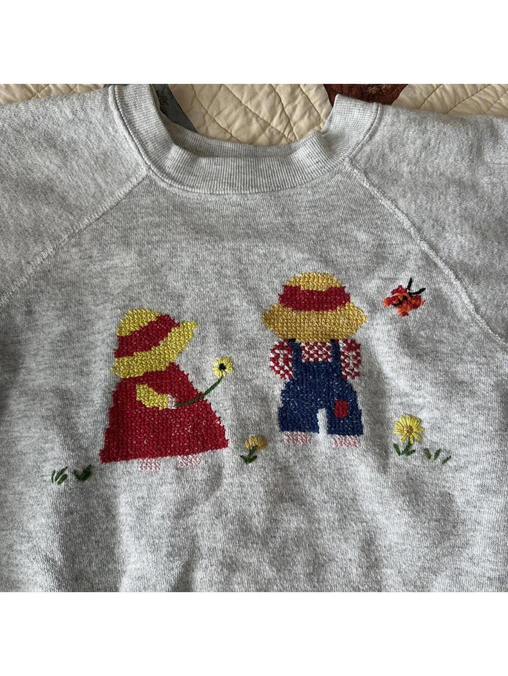 Vintage 80s hand embroidered crewneck sweatshirt Size L cottagecore country